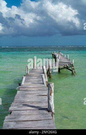 Mahahual, Quintana Roo, Messico, Un molo sulla spiaggia di Mahahual con sargassum che danneggiano la costa maya. Foto Stock