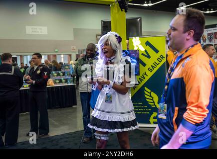 I membri del team degli eSport della Marina, Goats & Glory, partecipano al FAN EXPO Portland. Goats & Glory è dedicato a raggiungere e coinvolgere i membri della comunità di gioco, mostrando la vita e le opportunità disponibili nella Marina militare. Foto Stock