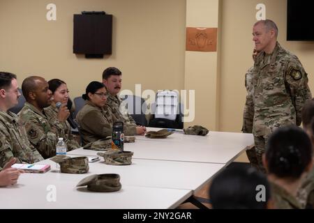 STATI UNITI Thomas Bussiere, comandante dell'Air Force Global Strike Command (AFGSC), ascolta la domanda di 2nd Bomb Wing Airmen durante un panel alla base dell'aeronautica di Barksdale, il 27 gennaio 2023. Bussiere e Capo Maestro Sgt. Melvina Smith, capo comando AFGSC, insieme ai loro coniugi, Barbara e Derek, hanno ospitato il panel per rispondere alle domande che Airmen potrebbe avere sul loro nuovo comandante AFGSC. Foto Stock