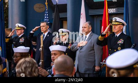 SAN DIEGO (20 gennaio 2023) — (da sinistra) ADM. Samuel J. Paparo, Rep. USA Darrell Issa, pensionati Stati Uniti Royce Williams, Segretario della Marina Carlos del Toro, e Vice ADM. Kenneth Whitesell rendono onore durante una cerimonia che premia Williams con una Croce della Marina nel gennaio 20. Del Toro si trovava a San Diego per vari impegni di flotta, cerimonie di premiazione ed eventi navali. Foto Stock