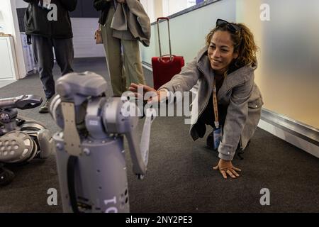 Barcellona, Spagna. 01st Mar, 2023. Un robot a quattro bioni della società Unitree che mostra trucchi simili a cani a un visitatore della MWC. Il Mobile World Congress (2023) di Barcellona organizzato da GSMA è l'evento più grande e più influente per l'ecosistema della connettività mondiale. In questo evento le aziende più importanti del settore presentano le loro nuove tecnologie. Credit: SOPA Images Limited/Alamy Live News Foto Stock