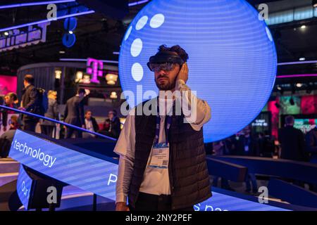 Barcellona, Spagna. 01st Mar, 2023. Un visitatore del Mobile World Congress prova gli occhiali per la realtà aumentata. Il Mobile World Congress (2023) di Barcellona organizzato da GSMA è l'evento più grande e più influente per l'ecosistema della connettività mondiale. In questo evento le aziende più importanti del settore presentano le loro nuove tecnologie. Credit: SOPA Images Limited/Alamy Live News Foto Stock