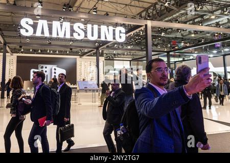 Barcellona, Spagna. 01st Mar, 2023. Un visitatore del Mobile World Congress prende un selfie di fronte allo stand Samsung. Il Mobile World Congress (2023) di Barcellona organizzato da GSMA è l'evento più grande e più influente per l'ecosistema della connettività mondiale. In questo evento le aziende più importanti del settore presentano le loro nuove tecnologie. (Foto di Axel Miranda/SOPA Images/Sipa USA) Credit: Sipa USA/Alamy Live News Foto Stock