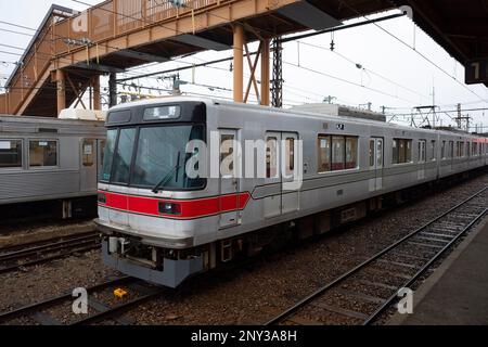 Suzaka, Giappone. 19th Feb, 2023. Un'ex-Tokyo Metro serie 03 che operava per la ferrovia elettrica di Nagano (é•·é‡Žé›»é„, Nagano Dentetsu) alla stazione di Suzaka nelle Alpi giapponesi. Il Nagano Dentetsu è noto per i treni storici donati dalle compagnie ferroviarie con sede a Tokyo e opera come una ferrovia rurale che collega la città di Nagano con Suzaka. Nakano e Yudanaka. (Credit Image: © Taidgh Barron/ZUMA Press Wire) SOLO PER USO EDITORIALE! Non per USO commerciale! Foto Stock