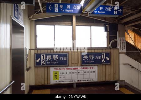 Suzaka, Giappone. 19th Feb, 2023. Un cavalcavia della stazione per la ferrovia elettrica di Nagano (é•·é‡Žé›»é„, Nagano Dentetsu) alla stazione di Suzaka nelle Alpi giapponesi. Il Nagano Dentetsu è noto per i treni storici che operano donati dalle compagnie ferroviarie di Tokyo e opera come una ferrovia rurale che collega la città di Nagano con Suzaka, Nakano e Yudanaka. (Credit Image: © Taidgh Barron/ZUMA Press Wire) SOLO PER USO EDITORIALE! Non per USO commerciale! Foto Stock