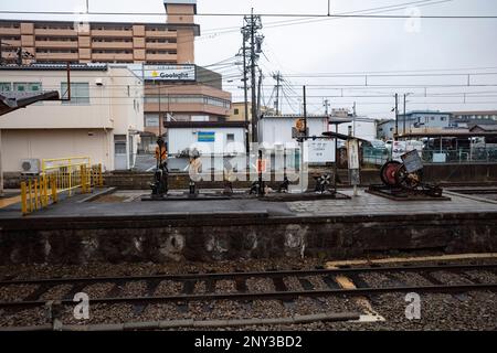 Suzaka, Giappone. 19th Feb, 2023. Una piattaforma ferroviaria per la Ferrovia elettrica di Nagano (é•·é‡Žé›»é„, Nagano Dentetsu) alla stazione di Suzaka come la Scimmia della neve esprime nelle Alpi giapponesi. L'auto era servita sulla linea OdakyÅ« Romance Car dalla stazione di Shinjuku al monte Fuji.The Nagano Dentetsu è noto per il funzionamento di treni storici donati dalle compagnie ferroviarie con sede a Tokyo e funziona come una ferrovia rurale che collega la città di Nagano con Suzaka, Nakano e Yudanaka. (Credit Image: © Taidgh Barron/ZUMA Press Wire) SOLO PER USO EDITORIALE! Non per USO commerciale! Foto Stock