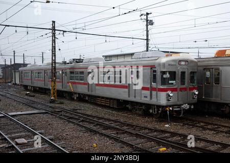 Suzaka, Giappone. 19th Feb, 2023. Un'ex trenino della serie TRTA 3000 che operava per la ferrovia elettrica di Nagano (é•·é‡Žé›»é„, Nagano Dentetsu) alla stazione di Suzaka nelle Alpi giapponesi. L'auto negli anni '1960s operava su quella che è oggi la Tokyo Metro Hibiya Line ed era una piattaforma sperimentale per la prima tecnologia dei treni senza conducente. Il Nagano Dentetsu è noto per il funzionamento di treni storici donati dalle compagnie ferroviarie con sede a Tokyo e opera come una ferrovia rurale che collega la città di Nagano con Suzaka, Nakano e Yudanaka. (Credit Image: © Taidgh Barron/ZUMA Press Wire) SOLO PER USO EDITORIALE! Non per Commerc Foto Stock