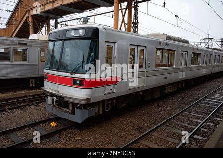 Suzaka, Giappone. 19th Feb, 2023. Un'ex-Tokyo Metro serie 03 che operava per la ferrovia elettrica di Nagano (é•·é‡Žé›»é„, Nagano Dentetsu) alla stazione di Suzaka nelle Alpi giapponesi. Il Nagano Dentetsu è noto per i treni storici donati dalle compagnie ferroviarie con sede a Tokyo e opera come una ferrovia rurale che collega la città di Nagano con Suzaka. Nakano e Yudanaka. (Credit Image: © Taidgh Barron/ZUMA Press Wire) SOLO PER USO EDITORIALE! Non per USO commerciale! Foto Stock
