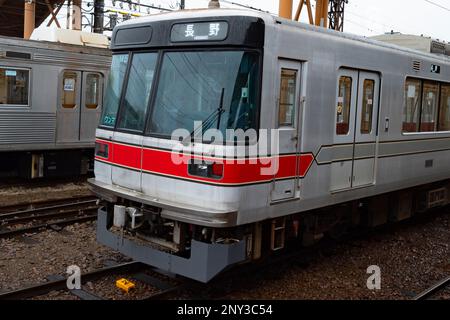Suzaka, Giappone. 19th Feb, 2023. Un'ex-Tokyo Metro serie 03 che operava per la ferrovia elettrica di Nagano (é•·é‡Žé›»é„, Nagano Dentetsu) alla stazione di Suzaka nelle Alpi giapponesi. Il Nagano Dentetsu è noto per i treni storici donati dalle compagnie ferroviarie con sede a Tokyo e opera come una ferrovia rurale che collega la città di Nagano con Suzaka. Nakano e Yudanaka. (Credit Image: © Taidgh Barron/ZUMA Press Wire) SOLO PER USO EDITORIALE! Non per USO commerciale! Foto Stock