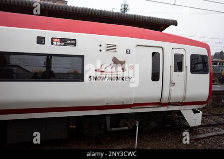 Suzaka, Giappone. 19th Feb, 2023. Un ex carset di treni Hise della serie OdakyÅ« 10000 che operava per la ferrovia elettrica di Nagano (é•·é‡Žé›»é„, Nagano Dentetsu) alla stazione di Suzaka come la scimmia delle nevi esprime nelle Alpi giapponesi. L'auto era servita sulla linea OdakyÅ« Romance Car dalla stazione di Shinjuku al monte Fuji.The Nagano Dentetsu è noto per il funzionamento di treni storici donati dalle compagnie ferroviarie con sede a Tokyo e funziona come una ferrovia rurale che collega la città di Nagano con Suzaka, Nakano e Yudanaka. (Credit Image: © Taidgh Barron/ZUMA Press Wire) SOLO PER USO EDITORIALE! Non per USO commerciale! Foto Stock