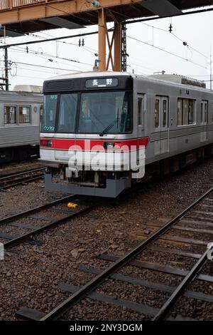 Suzaka, Giappone. 19th Feb, 2023. Un'ex-Tokyo Metro serie 03 che operava per la ferrovia elettrica di Nagano (é•·é‡Žé›»é„, Nagano Dentetsu) alla stazione di Suzaka nelle Alpi giapponesi. Il Nagano Dentetsu è noto per i treni storici donati dalle compagnie ferroviarie con sede a Tokyo e opera come una ferrovia rurale che collega la città di Nagano con Suzaka. Nakano e Yudanaka. (Credit Image: © Taidgh Barron/ZUMA Press Wire) SOLO PER USO EDITORIALE! Non per USO commerciale! Foto Stock