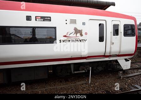 Suzaka, Giappone. 19th Feb, 2023. Un ex carset di treni Hise della serie OdakyÅ« 10000 che operava per la ferrovia elettrica di Nagano (é•·é‡Žé›»é„, Nagano Dentetsu) alla stazione di Suzaka come la scimmia delle nevi esprime nelle Alpi giapponesi. L'auto era servita sulla linea OdakyÅ« Romance Car dalla stazione di Shinjuku al monte Fuji.The Nagano Dentetsu è noto per il funzionamento di treni storici donati dalle compagnie ferroviarie con sede a Tokyo e funziona come una ferrovia rurale che collega la città di Nagano con Suzaka, Nakano e Yudanaka. (Credit Image: © Taidgh Barron/ZUMA Press Wire) SOLO PER USO EDITORIALE! Non per USO commerciale! Foto Stock