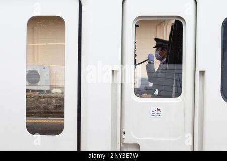 Suzaka, Giappone. 19th Feb, 2023. Un ex carset di treni Hise della serie OdakyÅ« 10000 che operava per la ferrovia elettrica di Nagano (é•·é‡Žé›»é„, Nagano Dentetsu) alla stazione di Suzaka come la scimmia delle nevi esprime nelle Alpi giapponesi. L'auto era servita sulla linea OdakyÅ« Romance Car dalla stazione di Shinjuku al monte Fuji.The Nagano Dentetsu è noto per il funzionamento di treni storici donati dalle compagnie ferroviarie con sede a Tokyo e funziona come una ferrovia rurale che collega la città di Nagano con Suzaka, Nakano e Yudanaka. (Credit Image: © Taidgh Barron/ZUMA Press Wire) SOLO PER USO EDITORIALE! Non per USO commerciale! Foto Stock
