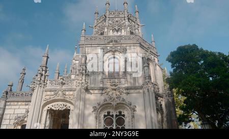 Un enorme palazzo bianco. Azione. Un bellissimo punto di riferimento europeo girato in condizioni di sole e persone che camminano intorno sono visibili. Riprese in 4K di alta qualità Foto Stock