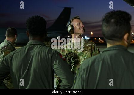 STATI UNITI Tecnologia Air Force. David Haupt, un manutentore assegnato al 6th Aircraft Maintenance Squadron, guarda su un KC-135 Stratotanker durante una sosta a Città del Capo, Sud Africa, 25 gennaio 2023. I manutentori dell’aeronautica militare sono fondamentali per garantire che gli aerei siano pronti a volare in un momento. Foto Stock