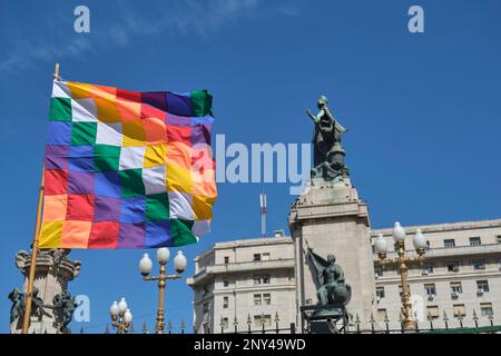 Buenos Aires, Argentina, 21 settembre 2021: Bandiera di Wiphala che sventola al sole in Piazza dei Congressi, è un emblema patchwork a sette colori che rappresenta la som Foto Stock