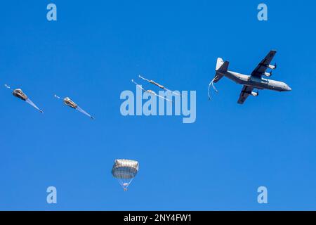 STATI UNITI I paracadutisti dell'esercito della 11th Airborne Division, saltano fuori dagli Stati Uniti Air Force C-130J Super Hercules assegnato al 36th Airlift Squadron durante il salto annuale di Capodanno a Camp Narashino, Chiba, Giappone, il 8 gennaio 2023. Circa 200 paracadutisti hanno saltato fuori da diversi aerei in una collaborazione multilaterale degli Stati Uniti Air Force, Stati Uniti Esercito, esercito britannico, esercito australiano e membri della forza di autodifesa di terra del Giappone. Foto Stock