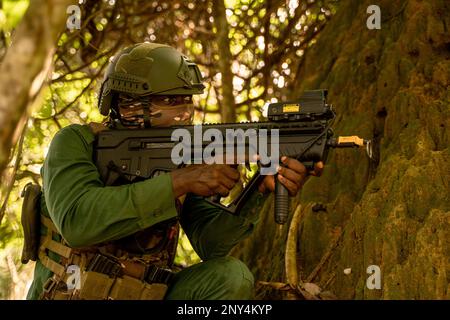 Un Soldato delle forze speciali ivoriane conduce Côte addestramento tattico del movimento del terreno, guidato e istruito dalle forze speciali olandesi, in un villaggio rurale simulato durante Flintlock 23 vicino Abidjan, in Costa d'Avorio, 1 marzo 2023. Flintlock è un esercizio incentrato sul miglioramento dell'interoperabilità militare tra i paesi. (STATI UNITI Foto Air Force di Tech. Katelynn Moeller) Foto Stock