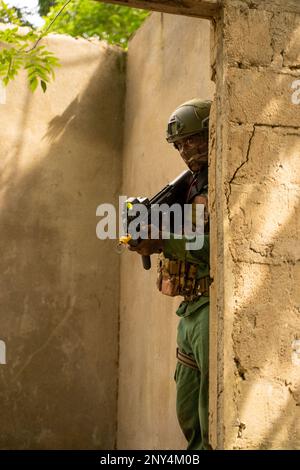 Un Soldato delle forze speciali ivoriane è in guardia durante Côte addestramento, guidato e istruito dalle forze speciali olandesi, in un villaggio rurale simulato durante Flintlock 23 vicino Abidjan, in Costa d'Avorio, 1 marzo 2023. Flintlock è un esercizio incentrato sul miglioramento dell'interoperabilità militare tra i paesi. (STATI UNITI Foto Air Force di Tech. Katelynn Moeller) Foto Stock