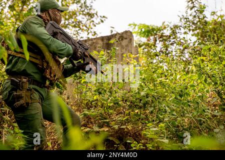 Un Soldato delle forze speciali ivoriane conduce Côte addestramento tattico del movimento del terreno, guidato e istruito dalle forze speciali olandesi, in un villaggio rurale simulato durante Flintlock 23 vicino Abidjan, in Costa d'Avorio, 1 marzo 2023. Flintlock è un esercizio incentrato sul miglioramento dell'interoperabilità militare tra l'Africa settentrionale e occidentale, l'Europa e gli Stati Uniti. (STATI UNITI Foto Air Force di Tech. Katelynn Moeller) Foto Stock