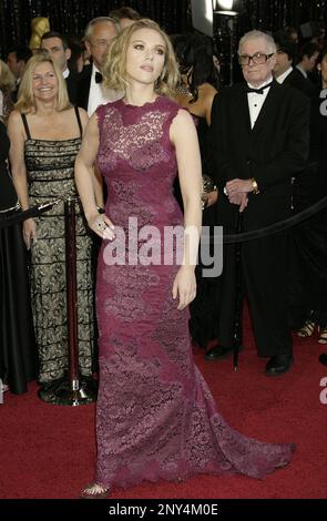 Scarlett Johansson arriva ai 83rd Annual Academy Awards che si tengono al Kodak Theatre il 27 febbraio 2011 a Hollywood, California. Foto di Francis Specker Foto Stock