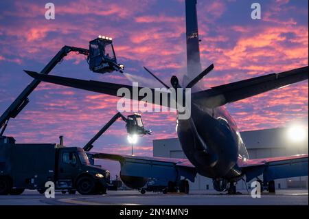 Airman 1st Class Aaron Anderson (a sinistra), 22nd Aircraft Maintenance Squadron Crew Chief, e Senior Airman Nicholas Handy (a destra), 22nd sistemi di comunicazione, contromisura e navigazione AMXS journeyman de-ices a KC-135 Stratotanker con un camion de-Igling alla base aeronautica McConnell, Kansas, 26 gennaio 2023. Gli airman spruzzano sull'aeromobile prodotti chimici che rimuovono il ghiaccio e impediscono la formazione di ghiaccio durante il volo per garantire il libero movimento di tutte le parti. Foto Stock