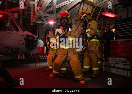 230114-N-TC847-1048 MARE ADRIATICO (14 gennaio 2023) i marinai assegnati all'incrociatore missilistico guidato di classe Ticonderoga USS Leyte Gulf (CG 55) combattono un incendio simulato durante una generale trivellazione di quarti, il 14 gennaio 2023. The George H.W. Bush Carrier Strike Group è in fase di implementazione pianificata negli Stati Uniti Naval Forces Europe area of Operations, impiegato dagli Stati Uniti Sesta flotta per difendere gli interessi degli Stati Uniti, degli alleati e dei partner. Foto Stock