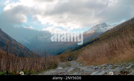 Grandi montagne alte. Creativo. Enormi colline coperte di neve e ricoperte di abeti verdi e pini intorno. Riprese in 4K di alta qualità Foto Stock