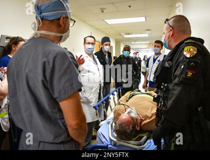 ANNAPOLIS, Md. (15 febbraio 2023) -- personale medico presso il Luminis Health Anne Arundel Medical Center, simula il trattamento dei pazienti in arrivo durante un esercizio di addestramento attivo sparatutto. Il trapano è stato condotto nell'ambito di Citadel Shield/Solid Curtain 2023, un esercizio annuale in due parti contro il terrorismo e la protezione della forza, progettato per testare l'efficacia dei programmi di preparazione e formazione degli impianti. Foto Stock