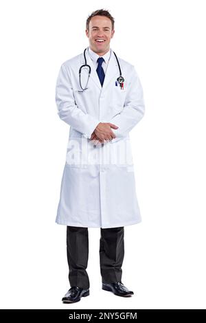 Im qui per prenderti cura di te. Ritratto completo di un medico di sesso maschile che si trova su uno sfondo bianco. Foto Stock
