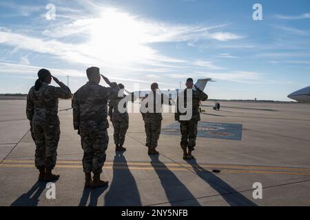 Leadership assegnata agli Stati Uniti Il comando centrale e la 6th Air Refueling Wing salutano l'arrivo del Segretario dell'aeronautica Frank Kendall alla base dell'aeronautica militare di MacDill, Florida, 18 gennaio 2023. Kendall si è impegnata con Airmen e ha girato l'installazione e le sue unità, inclusi gli Stati Uniti Comando centrale, Stati Uniti Special Operations Command e 6th Air Refuelling Wing. Foto Stock