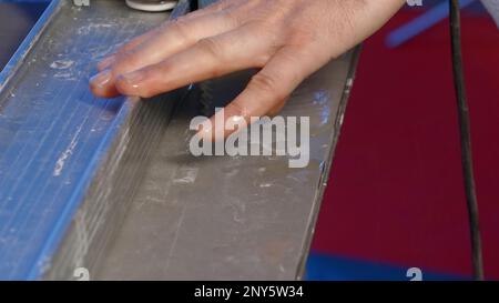 Restauro dell'appartamento. Creativo. Affilano le tavole di legno che verranno poi posate e rese nuove tavole e scaffali. Riprese in 4K di alta qualità Foto Stock