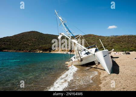 Yacht di lusso bloccati dopo una tempesta, Plage de Tuara, Baia di Girolata, Girolata, dipartimento Haute-Corse, Costa occidentale, Corsica, Mar Mediterraneo Foto Stock