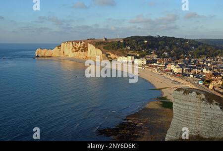 Scogliere di gesso nella luce serale sulla scogliera, spiaggia, Etretat, Costa d'Alabastro, la Cote dAlbatre, Normandia, Francia Foto Stock