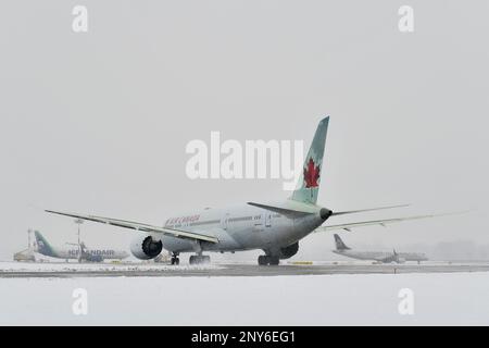 Air Canada in inverno attende il decollo, Boeing, B787-9, B 787-900, Dreamliner, Aeroporto di Monaco, alta Baviera, Baviera, Germania Foto Stock