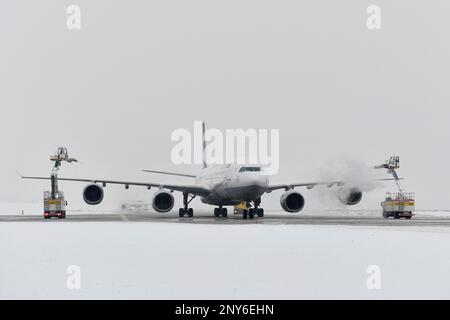 Velivolo in inverno davanti al decollo, Lufthansa, A340, Aeroporto di Monaco, alta Baviera, Baviera, Germania Foto Stock