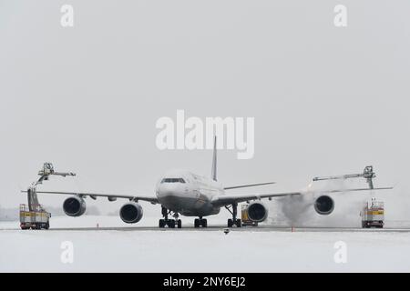 Velivolo in inverno davanti al decollo, Lufthansa, A340, Aeroporto di Monaco, alta Baviera, Baviera, Germania Foto Stock