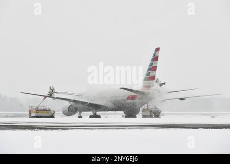 Velivolo in partenza in inverno davanti al decollo, American Airlines, Boeing, B 777 223ER, B772, Aeroporto di Monaco, alta Baviera, Baviera, Germania Foto Stock