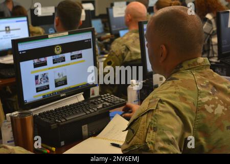 FORTE BELVOIR, Va. – Gli Army Retirement Services Officers (RSO) con la Guardia Nazionale dell'Armata hanno seguito un corso di certificazione qui dal 13 al 17 febbraio. Gli argomenti trattati includevano tutto, dalla retribuzione ritirata e dal sito web Soldier for Life al piano di previdenza Survivor e il calcolo dei punti di pensionamento militari. Foto Stock