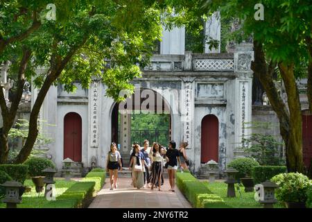 Cancello d'ingresso, Van Mieu Tempio della Letteratura, Hanoi, Vietnam Foto Stock