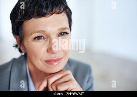Donna d'affari che contempla. Closeup di esecutivo femminile pensivo perso nel pensiero. Foto Stock