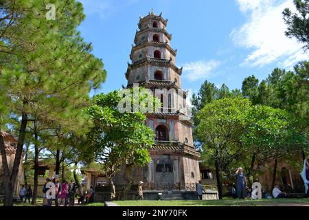 Torre di gioia e grazia, Thap Phuoc Duyen, Thien Mu Pagoda, Hue, Vietnam Foto Stock