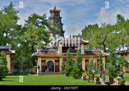 Torre di gioia e grazia, Thap Phuoc Duyen, Thien Mu Pagoda, Hue, Vietnam Foto Stock