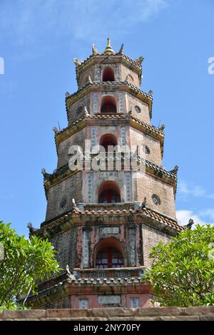 Torre di gioia e grazia, Thap Phuoc Duyen, Thien Mu Pagoda, Hue, Vietnam Foto Stock