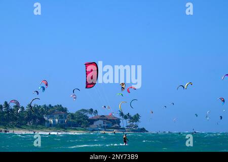 Kite surfisti sulla spiaggia di fronte a Cabarete, Cabarete, Repubblica Dominicana, Caraibi, America Centrale Foto Stock