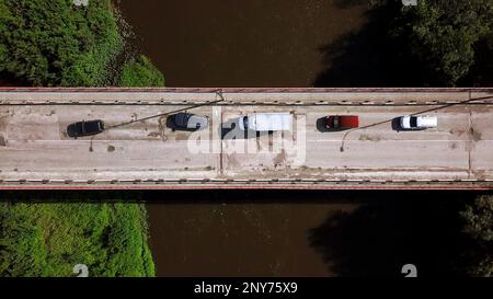 Il ponte sul fiume. Fermo. Traffico auto sul ponte, eew dalla cima Foto Stock