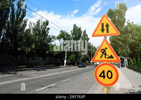 Indicazioni stradali sulla strada della città, spazio per il testo. Riparazione su strada Foto Stock