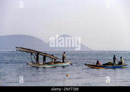 I pescatori che rotolano il panno della barca a vela, baia del Bengala a Visakhapatnam, Vizag, Andhra Pradesh, India Foto Stock