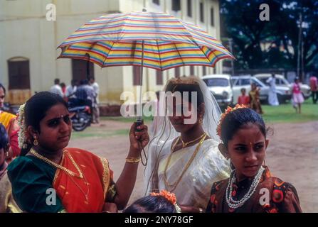 Sposa cattolica in piedi di fronte a santa cruz Baslica a Fort Kochi, Cochin, Kerala, India Foto Stock