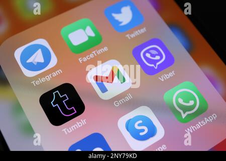 MYKOLAIV, UCRAINA - 09 AGOSTO 2021: Schermata del dispositivo con icone delle app dei social media, primo piano Foto Stock